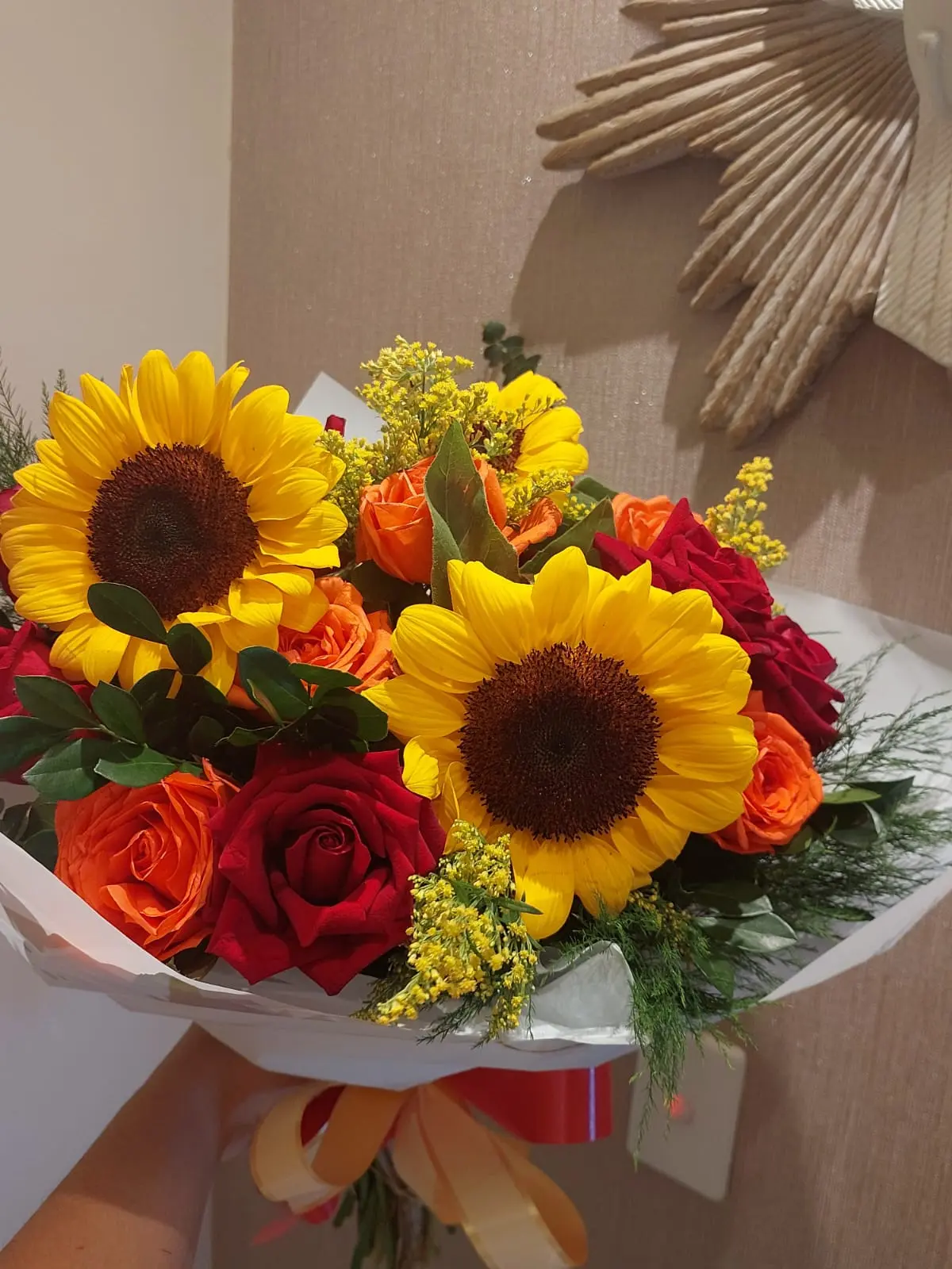 Buquê floral com rosas, lírios e hortênsias