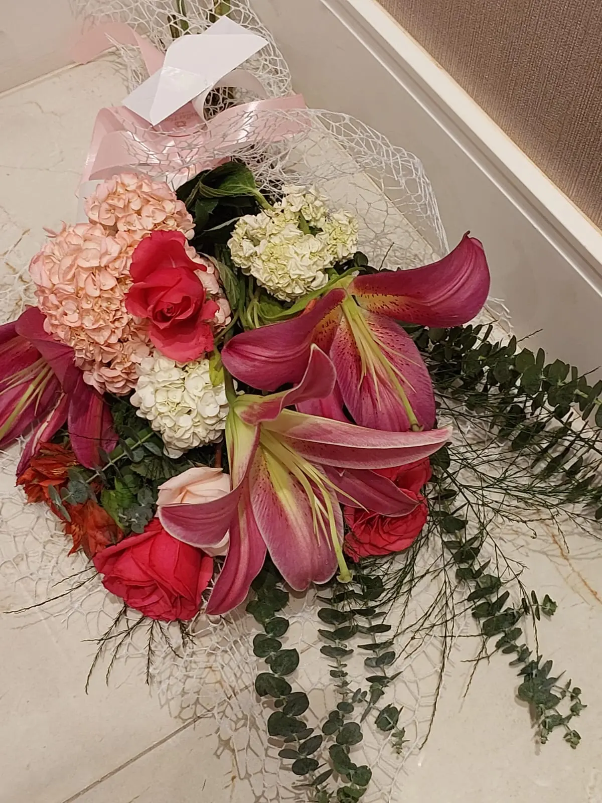 Buquê de rosas vermelhas com chocolates e ursinho