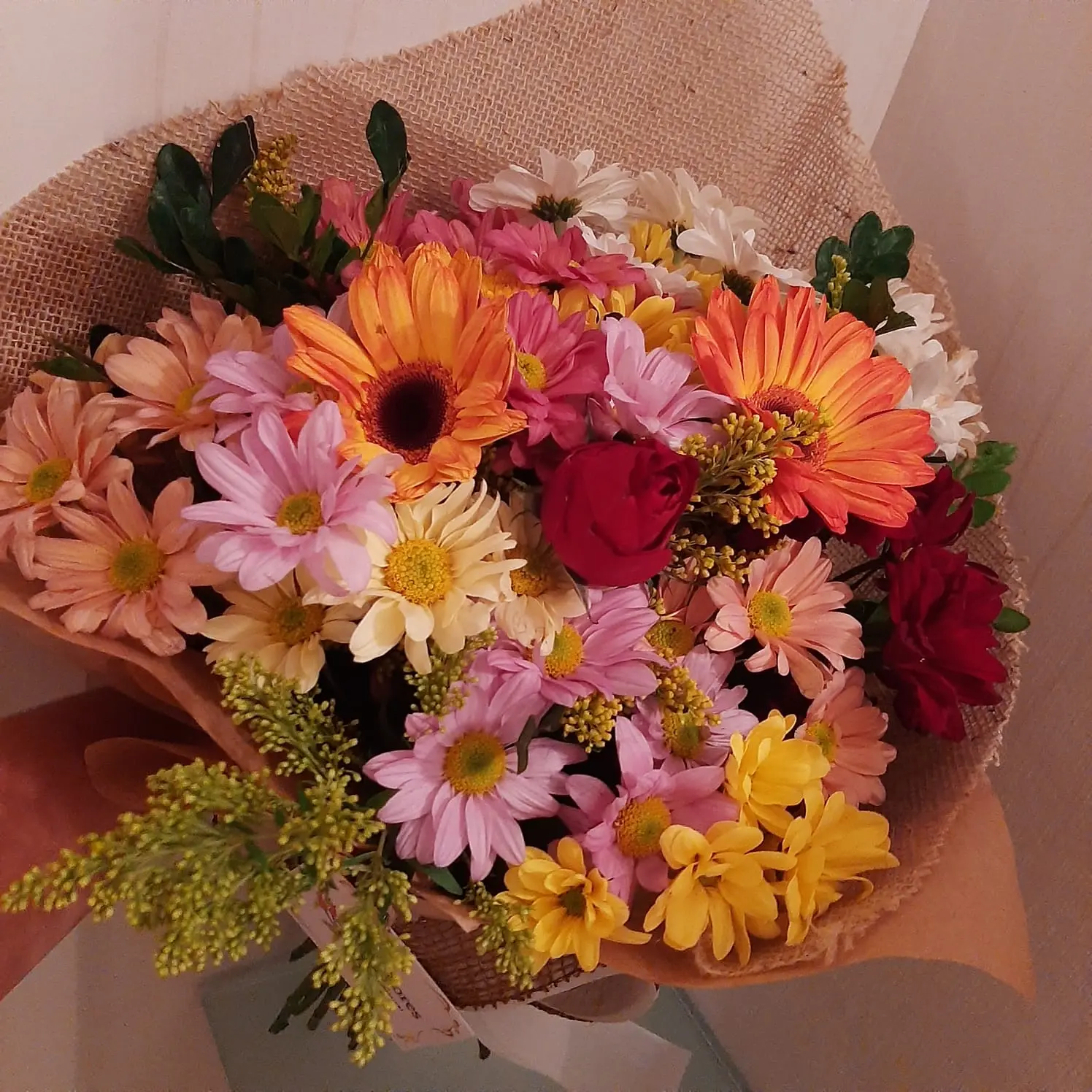 Buquê de rosas vermelhas com chocolates e notas decorativas