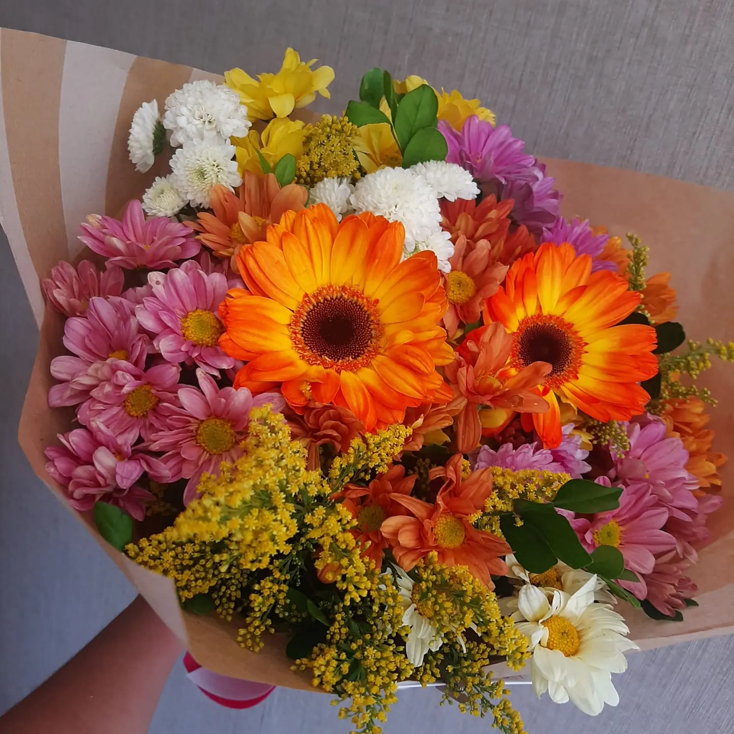 Buquê com rosas vermelhas e tons champanhe